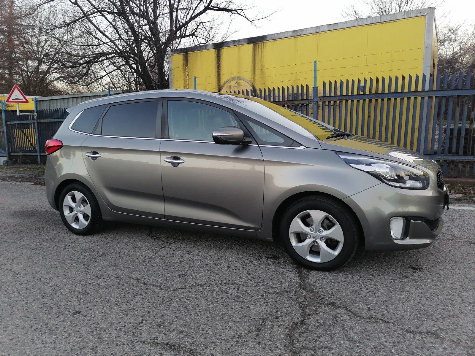 Kia Carens 1.6i 7-местен - изображение 2