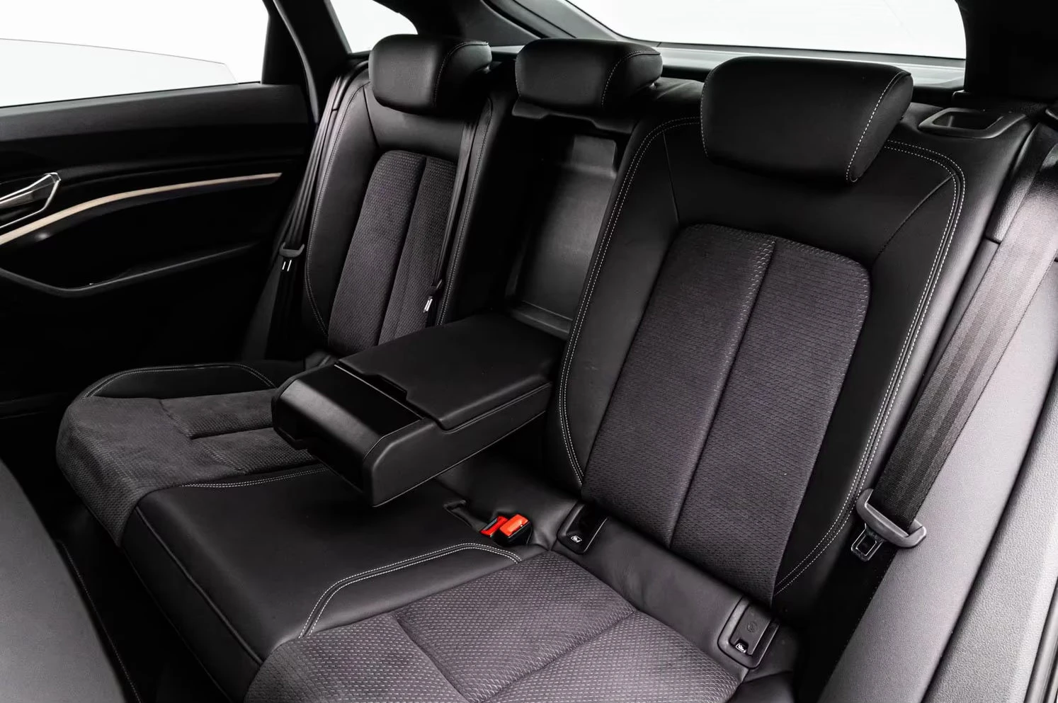 Audi E-Tron 55/SPORTBACK/408HP/2XSLINE/BLACK/CAM/KLES/ACC/451z, снимка 15 - Автомобили и джипове - 54701806
