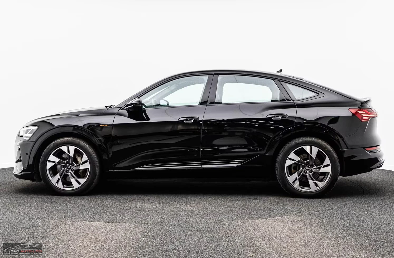 Audi E-Tron 55/SPORTBACK/408HP/2XSLINE/BLACK/CAM/KLES/ACC/451z, снимка 3 - Автомобили и джипове - 54701806