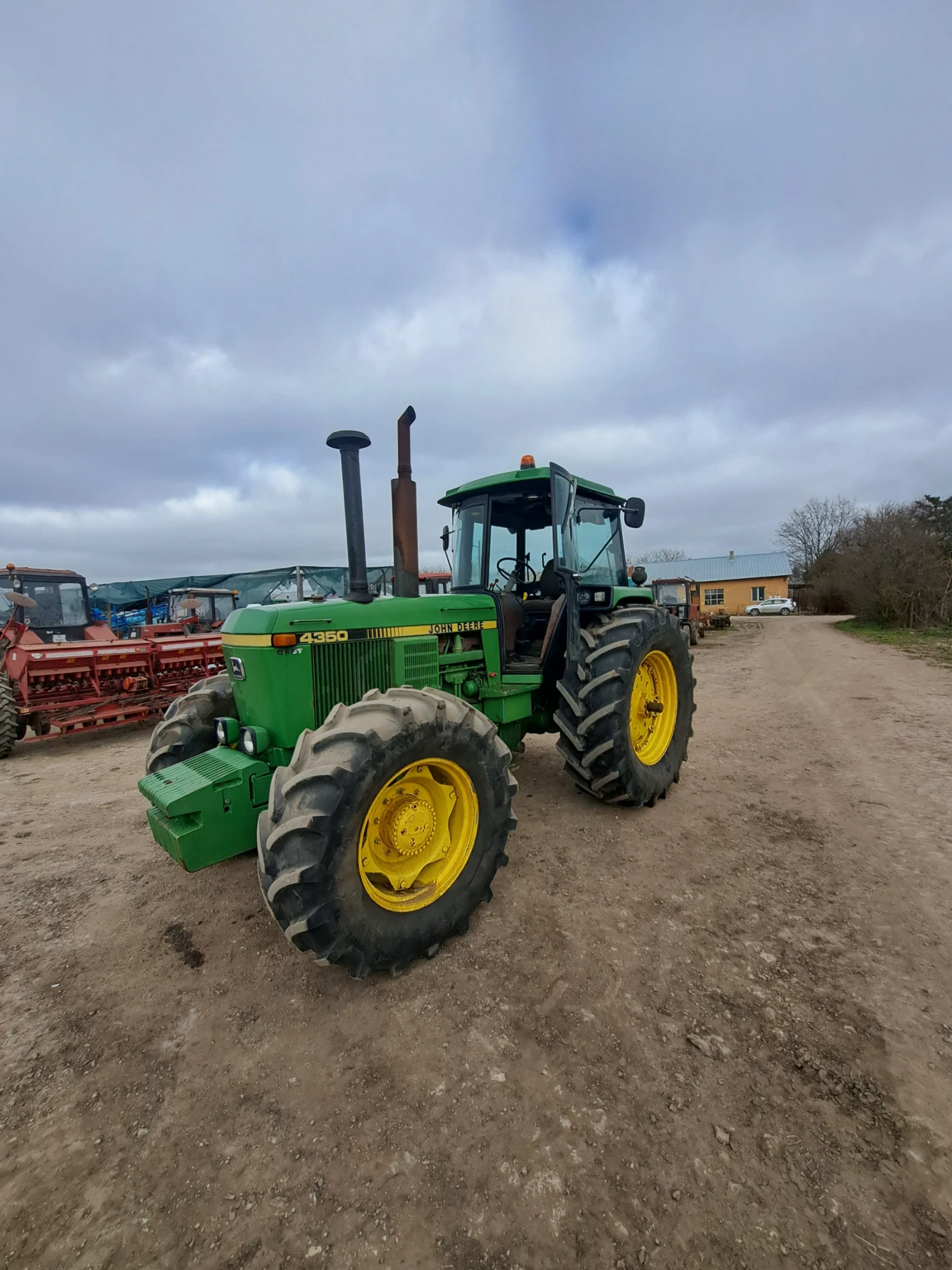 Трактор John Deere 4350