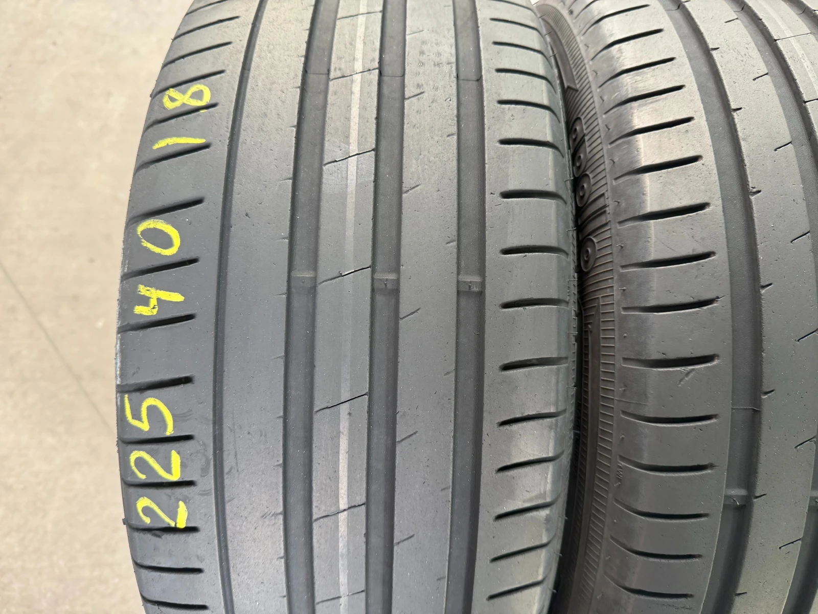 Гуми Летни 225/40R18, снимка 2 - Гуми и джанти - 54608181