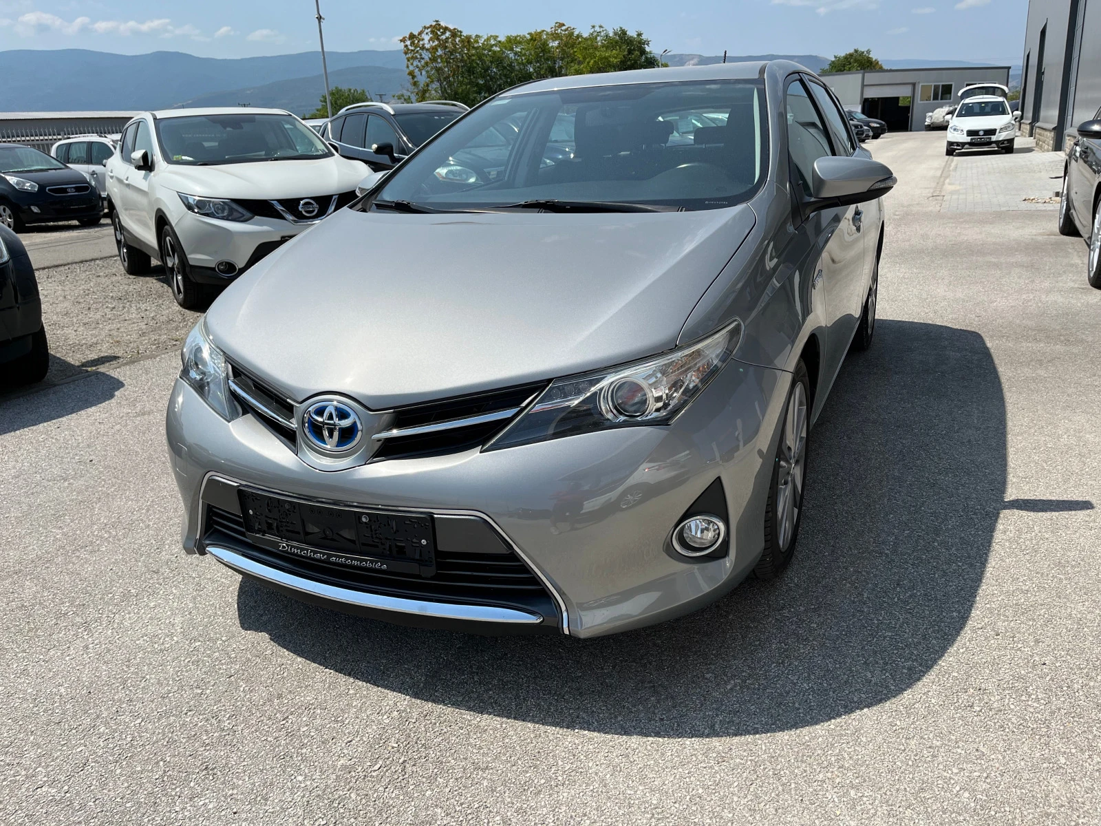 Toyota Auris 1.8 HYBRID - изображение 2