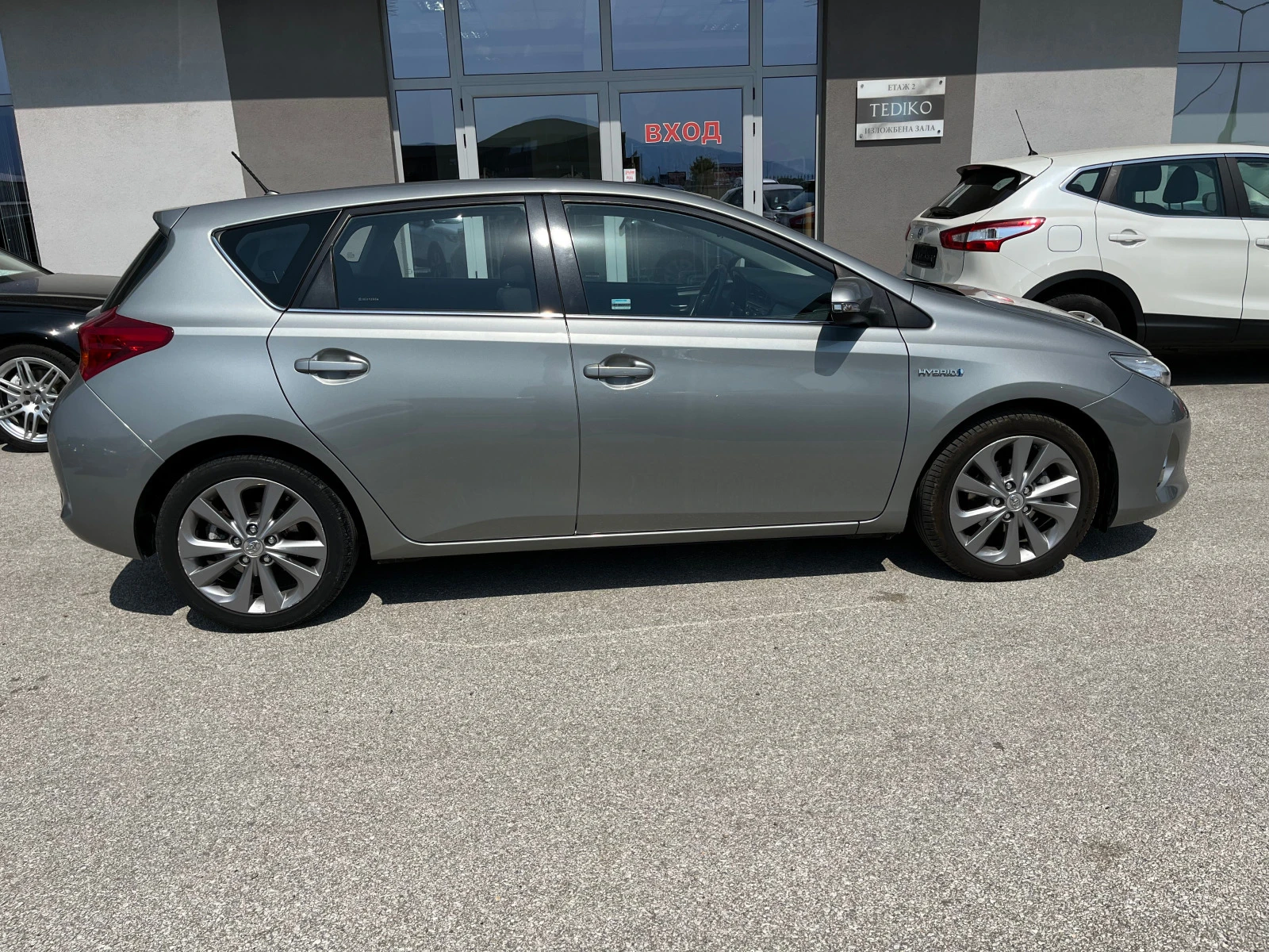 Toyota Auris 1.8 HYBRID - изображение 4