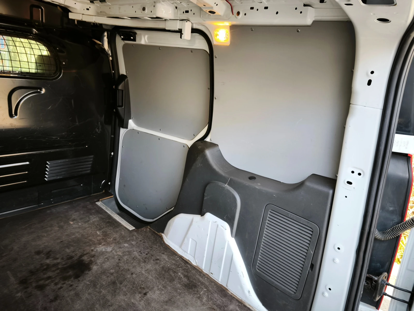 Ford Connect 220 L1 1.5 TDCI Автомат реален пробег+ история, снимка 16 - Автомобили и джипове - 53737919