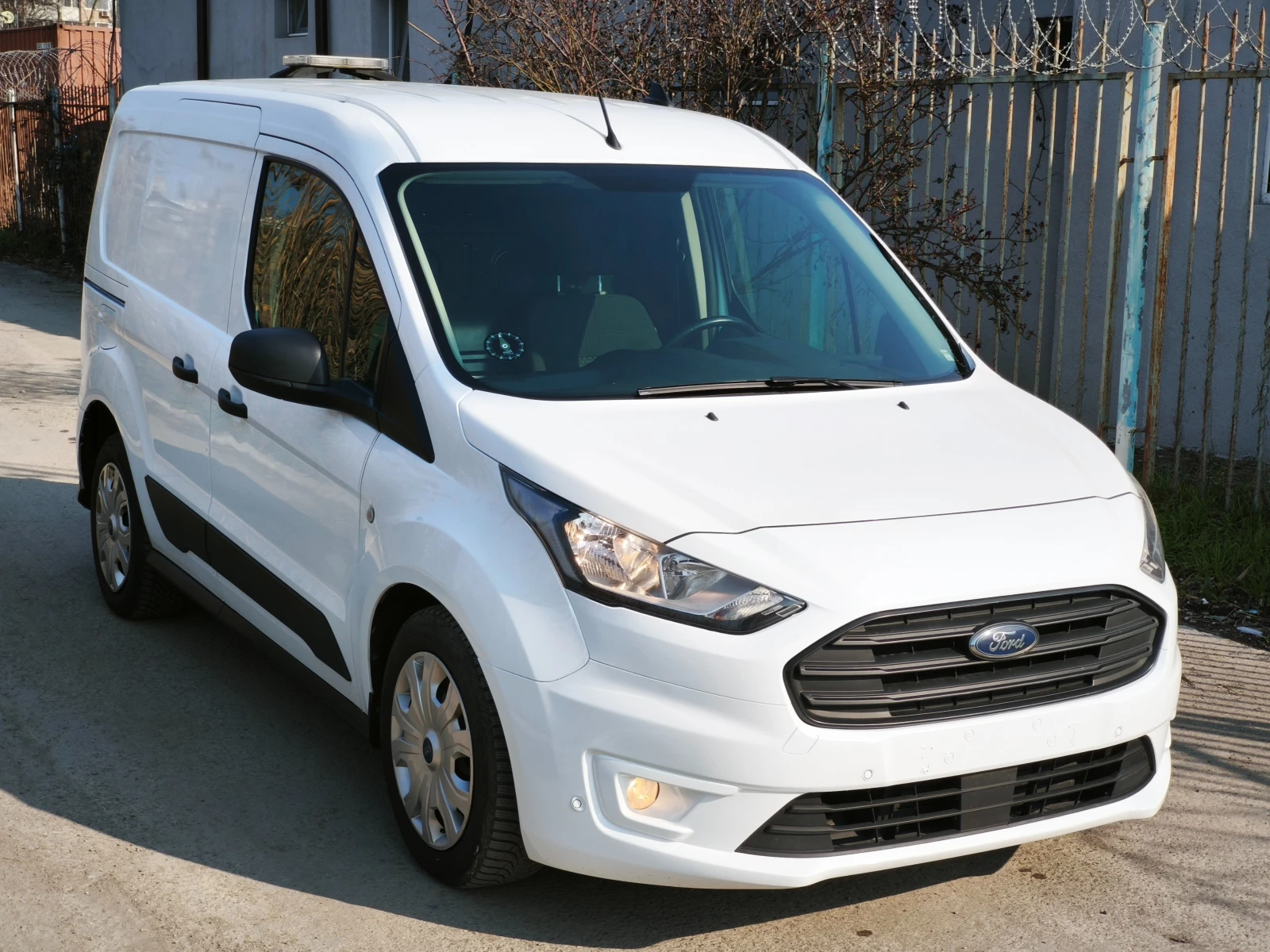 Ford Connect 220 L1 1.5 TDCI Автомат реален пробег+ история, снимка 3 - Автомобили и джипове - 53737919