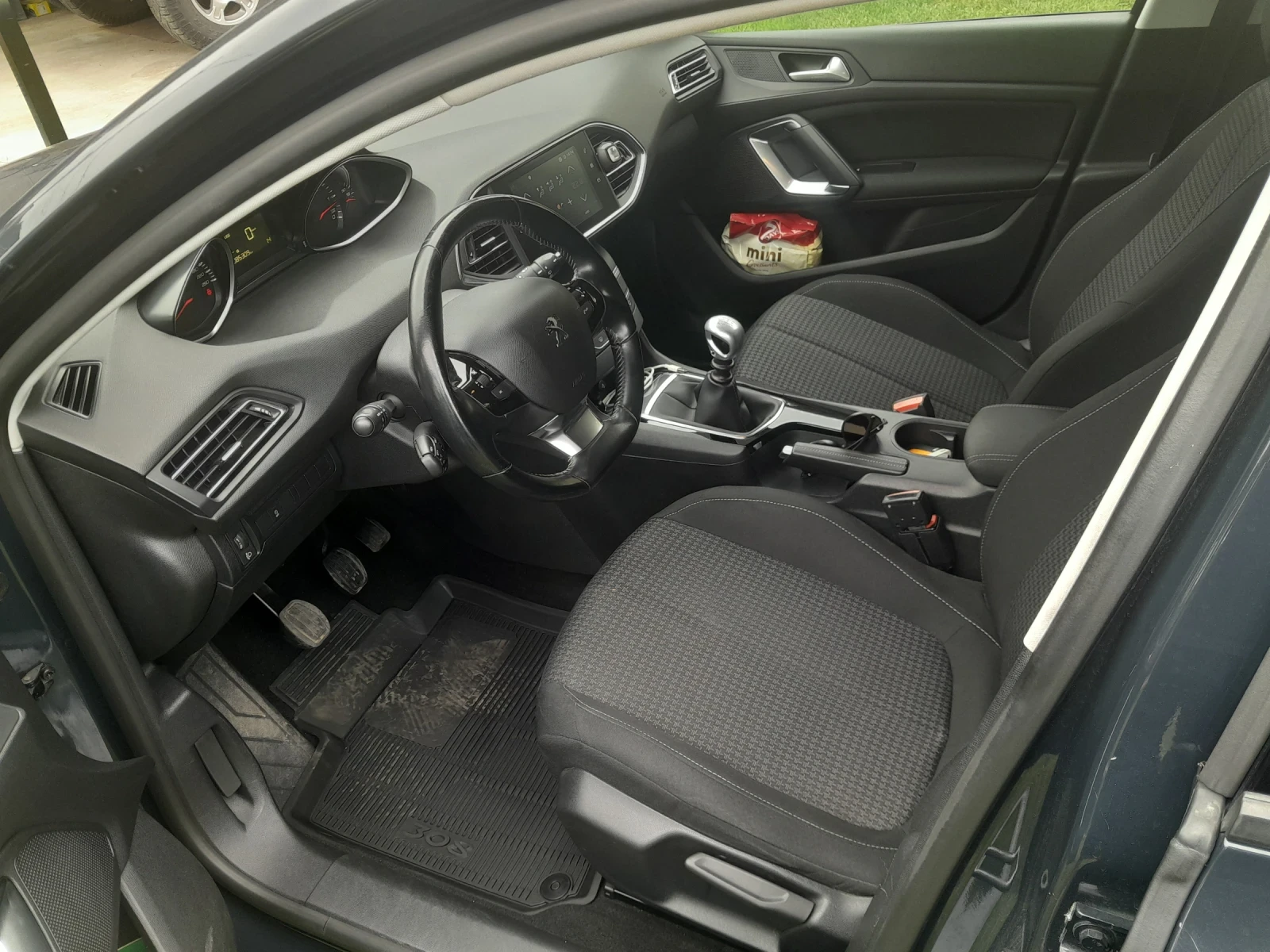 Peugeot 308 SW 1.5blu hdi 131k.s., снимка 8 - Автомобили и джипове - 54427854