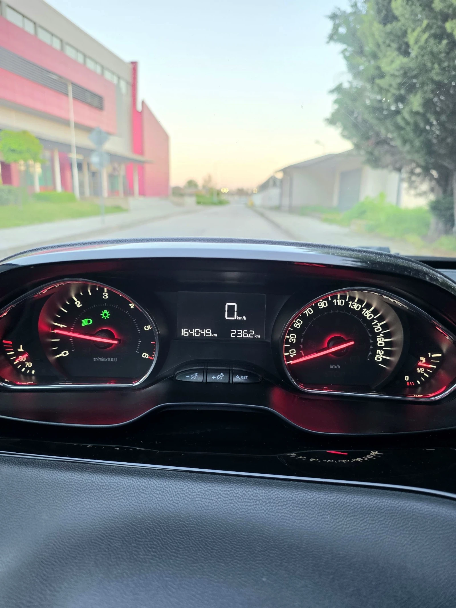 Peugeot 208 1.4 HDI, снимка 8 - Автомобили и джипове - 54314232