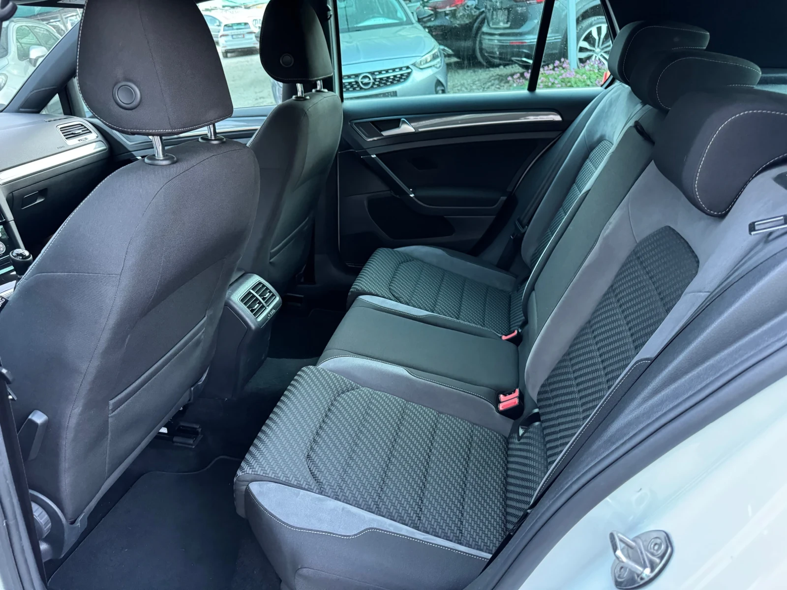 VW Golf 7.5* TDI* R-Line* Virtual* Keyless, снимка 14 - Автомобили и джипове - 54370322