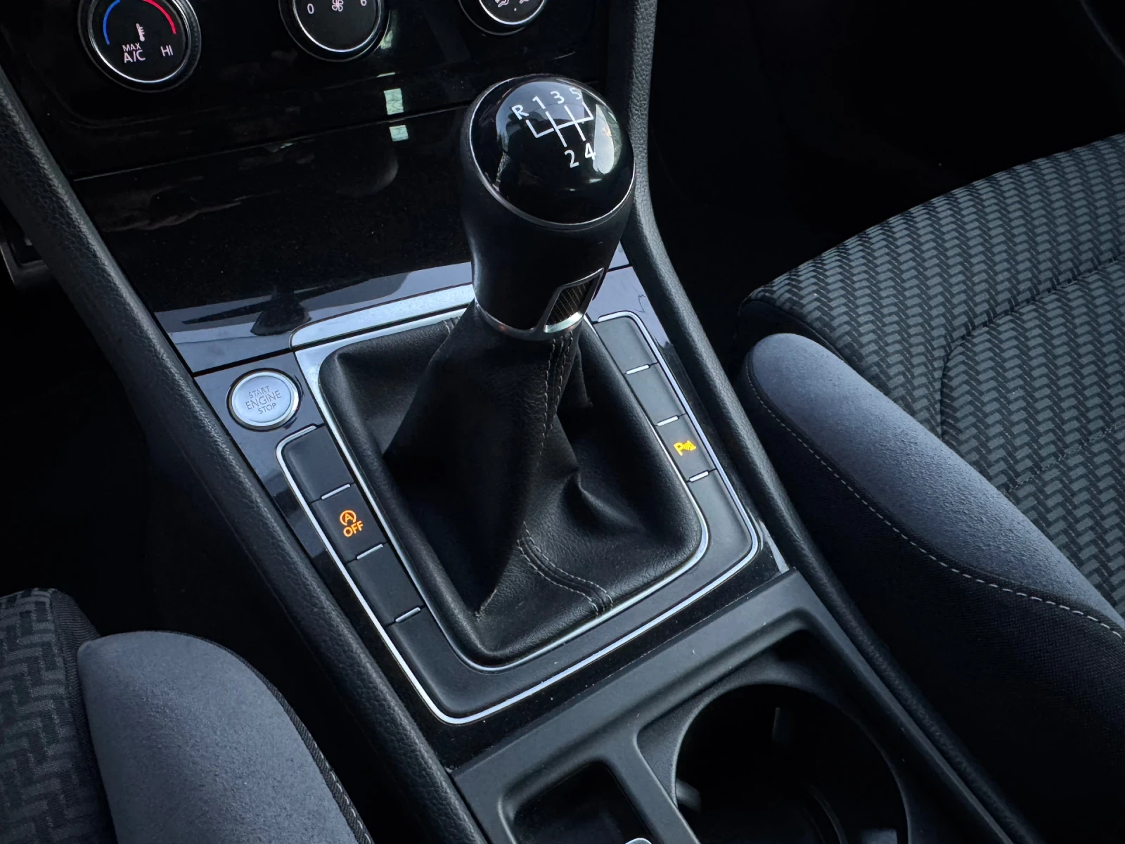 VW Golf 7.5* TDI* R-Line* Virtual* Keyless, снимка 10 - Автомобили и джипове - 54370322
