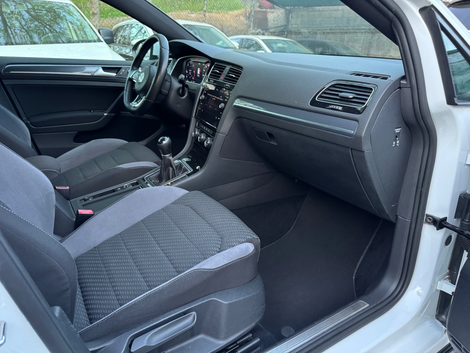 VW Golf 7.5* TDI* R-Line* Virtual* Keyless, снимка 15 - Автомобили и джипове - 54370322
