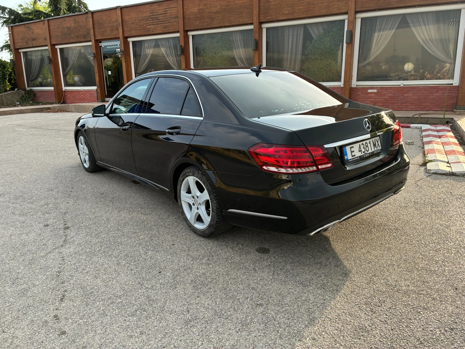 Mercedes-Benz E 220 9G, нова верига, личен автомобил, обслужен, снимка 4 - Автомобили и джипове - 55876139