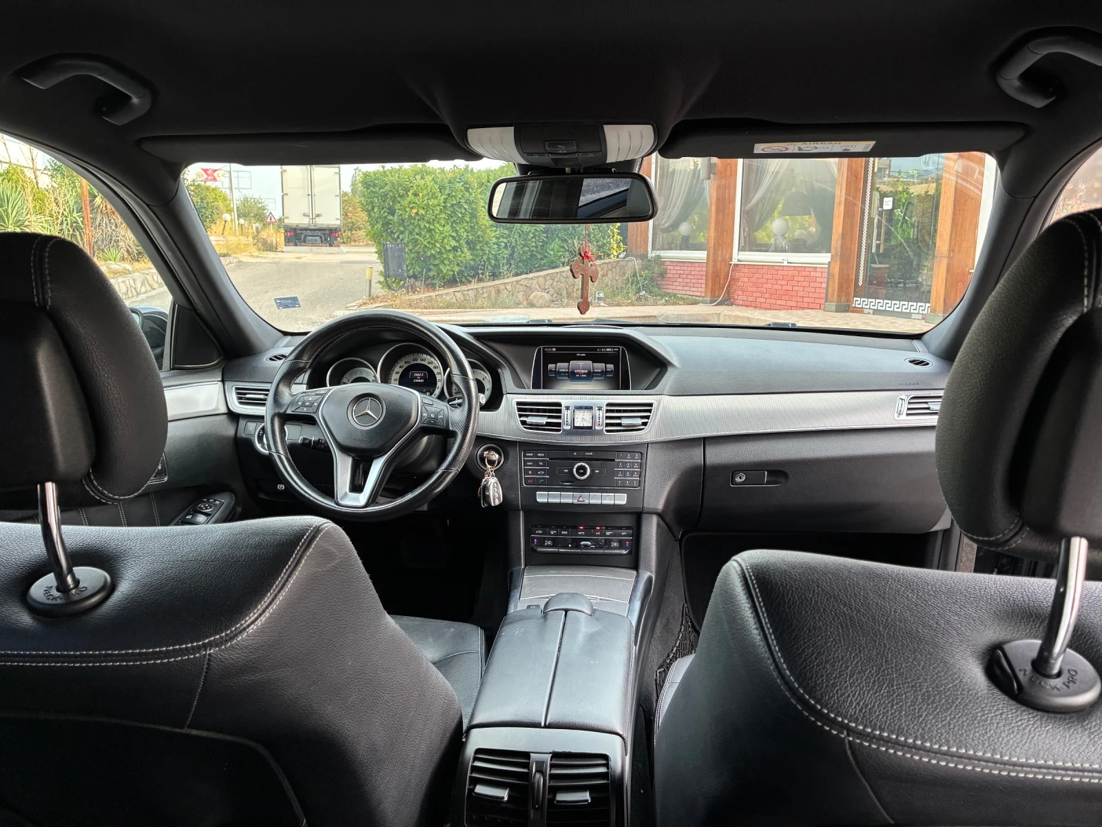 Mercedes-Benz E 220 9G, нова верига, личен автомобил, обслужен, снимка 10 - Автомобили и джипове - 55876139