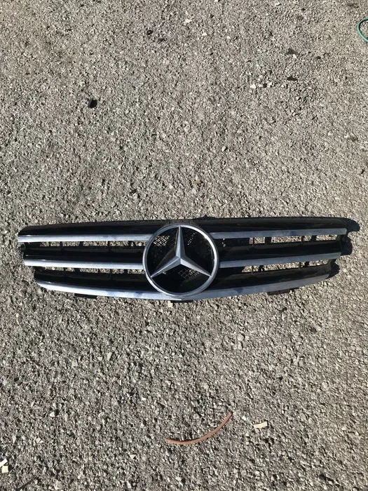 Предна декоративна решетка с емблема за Мерцедес Mercedes CLK 209 AMG