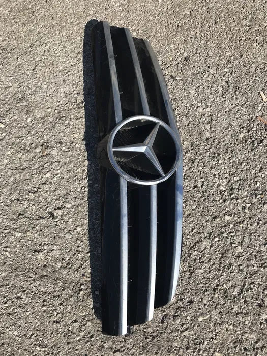 Предна декоративна решетка с емблема за Мерцедес Mercedes CLK 209 AMG, снимка 3 - Части - 56208585