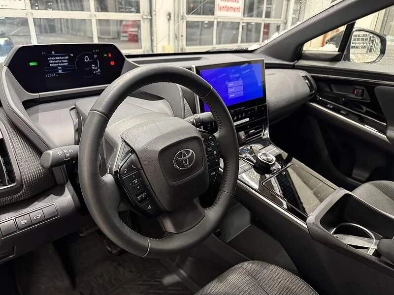 Toyota bZ4X LE* Подгрев* Камера* Sunroof* От представителство - изображение 6