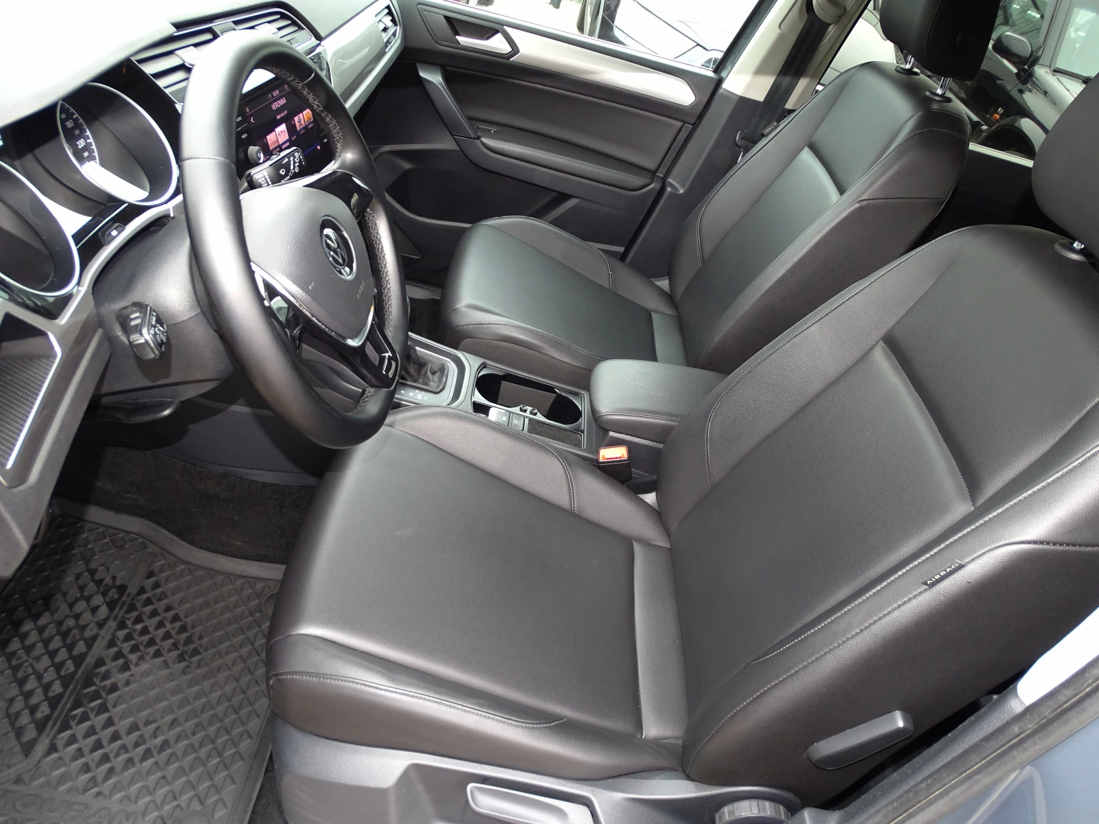 VW Touran FACELIFT_2.0TDI_7 Местен_150 Коня_* , снимка 9 - Автомобили и джипове - 54725538