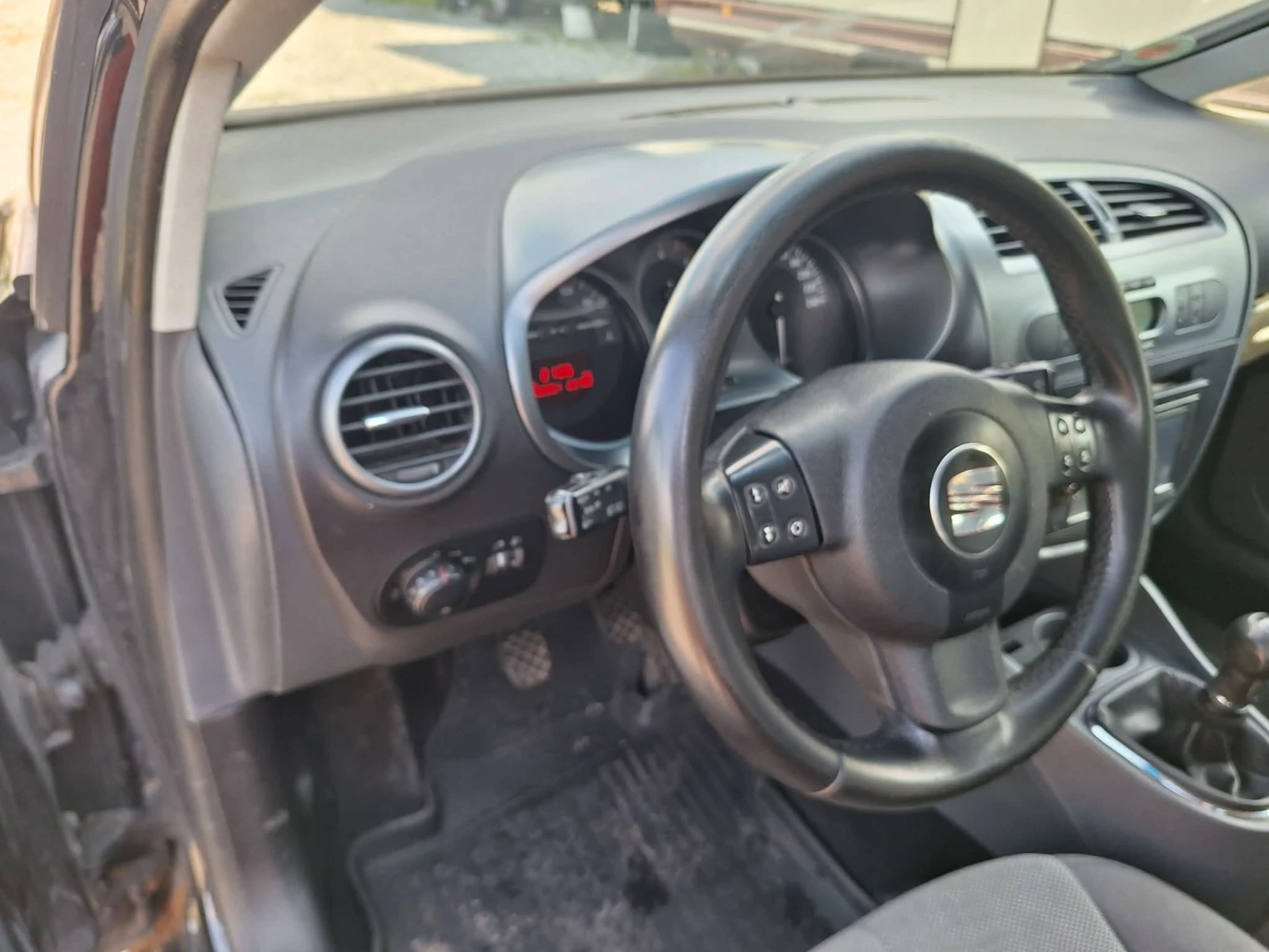 Seat Leon 2.0 TDI , снимка 8 - Автомобили и джипове - 54879629