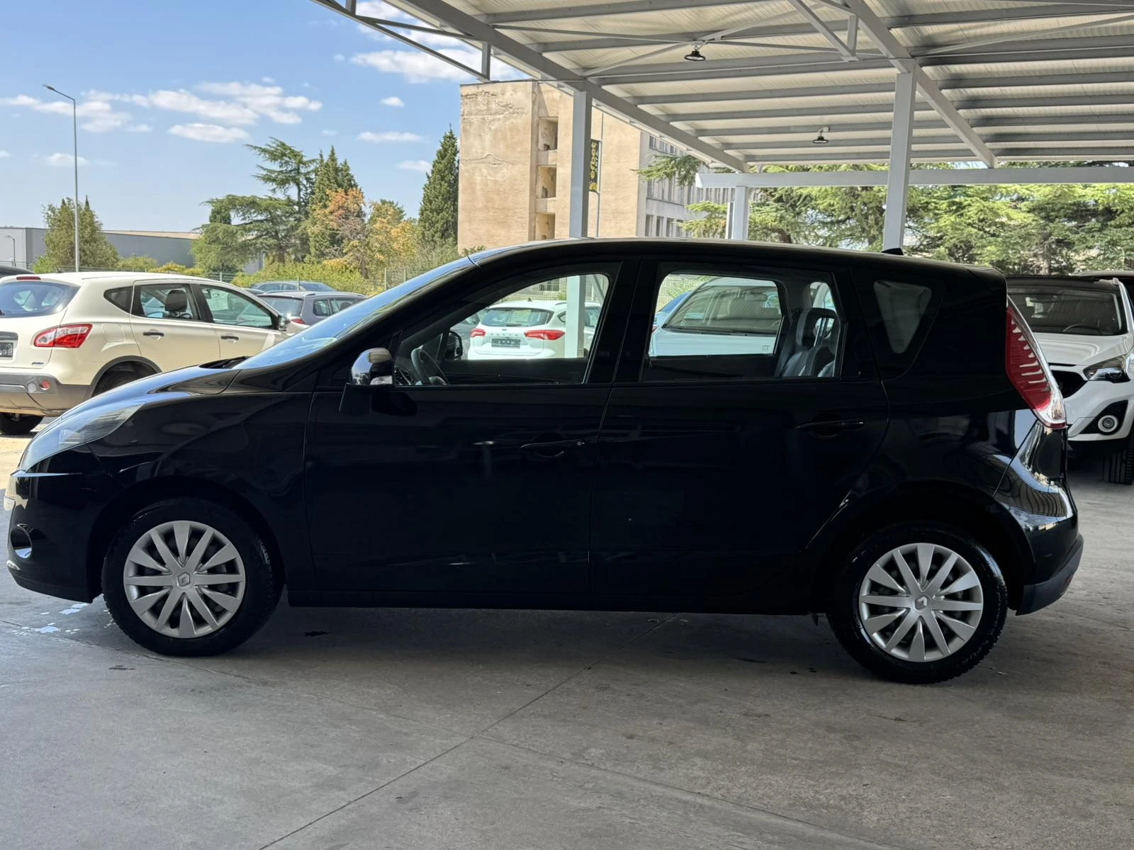 Renault Scenic 1.5dci* 110ps* 6ск* НАВИ* КОЖА* КАМЕРА* , снимка 2 - Автомобили и джипове - 55611204
