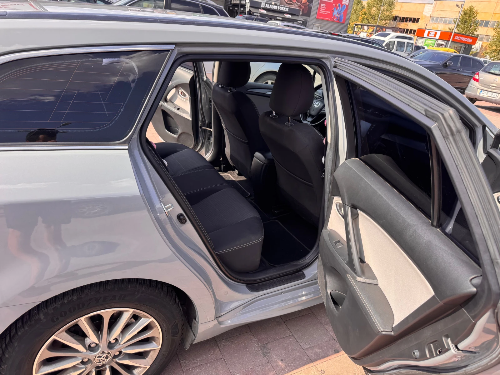 Toyota Avensis, снимка 13 - Автомобили и джипове - 56021415