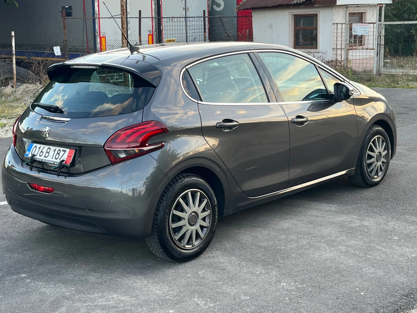Peugeot 208 1, 2 T, снимка 3 - Автомобили и джипове - 56329918