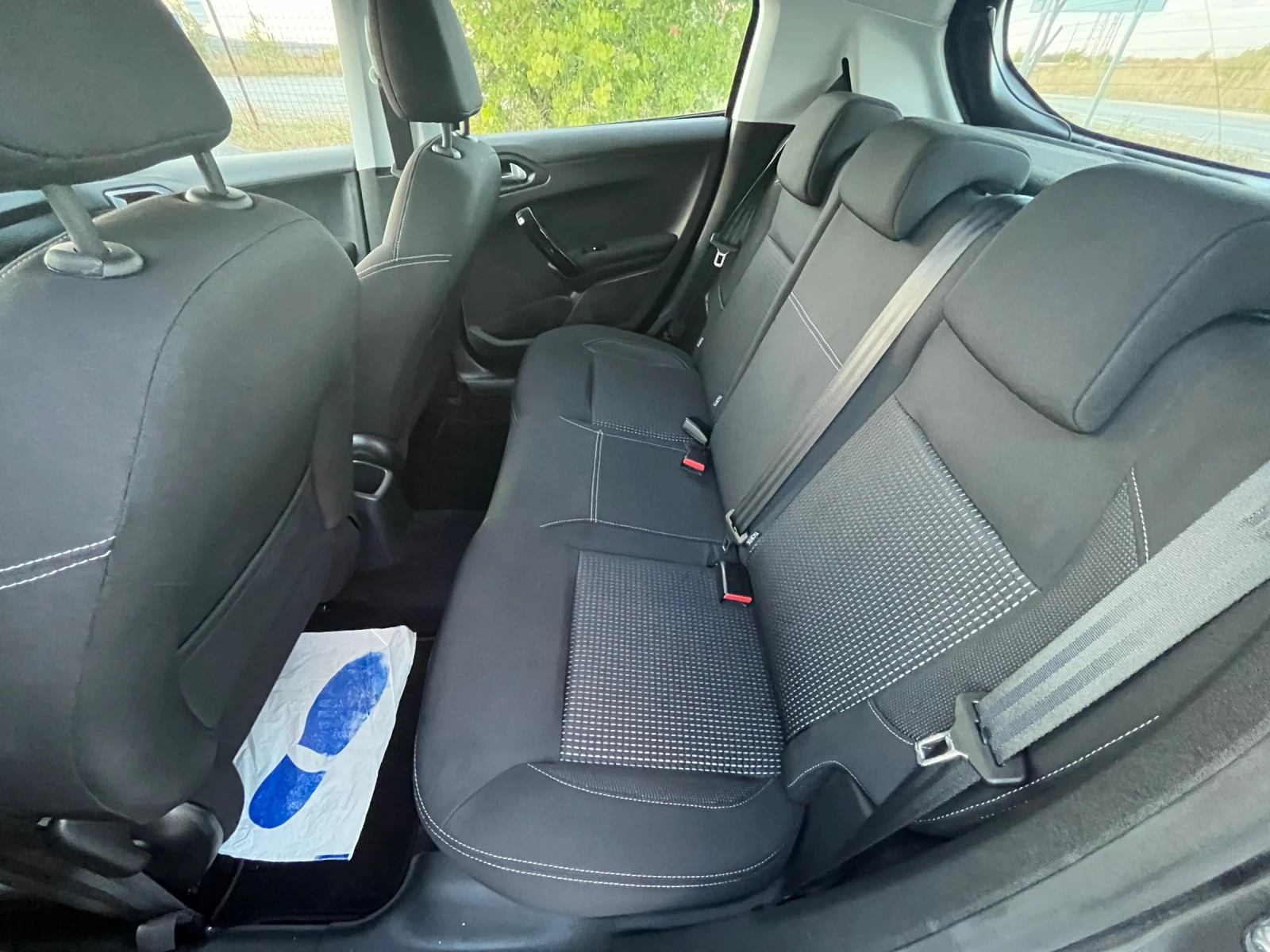 Peugeot 208 1, 2 T, снимка 8 - Автомобили и джипове - 56329918