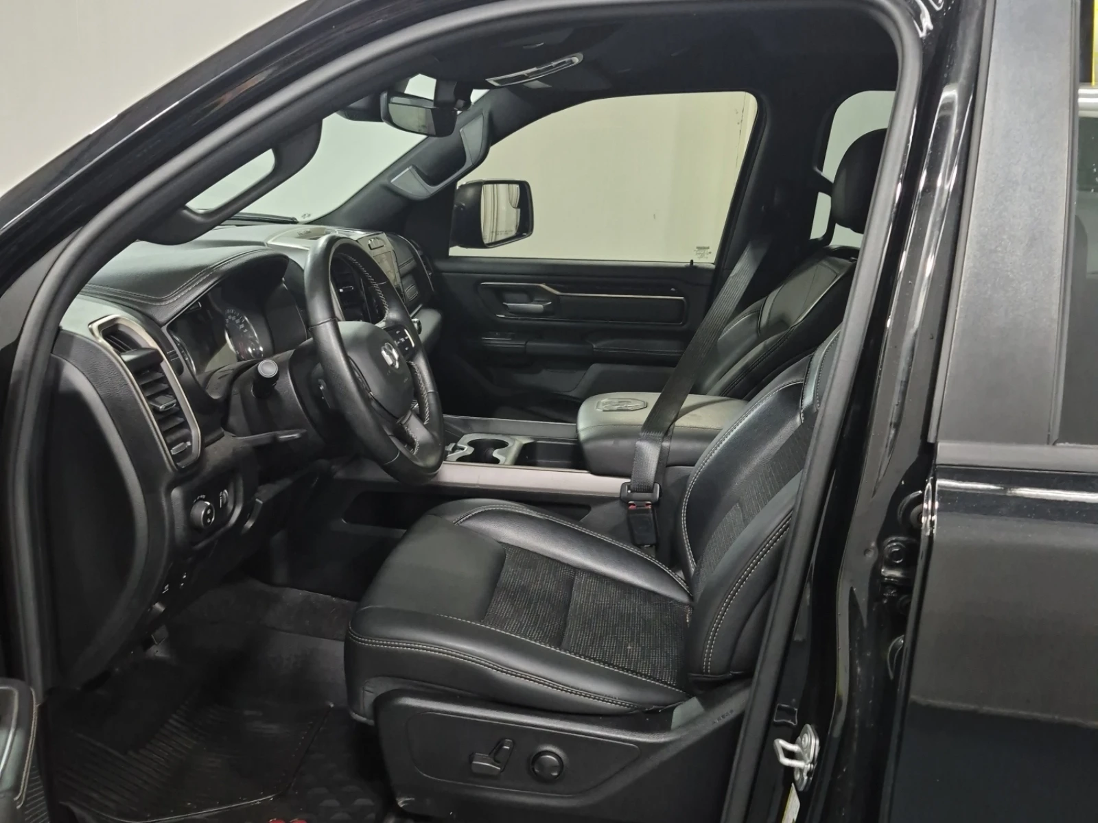 Dodge RAM 1500 Sport Crew Cab Short Bed / 5.7 HEMI V8 / 4WD , снимка 7 - Автомобили и джипове - 55277628