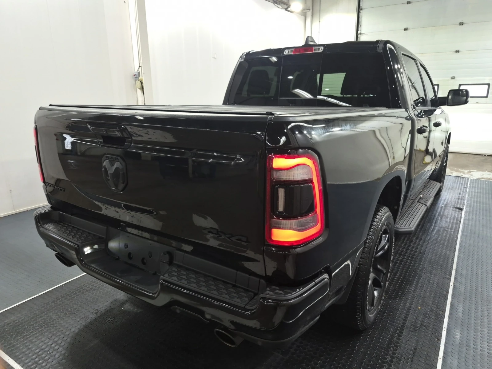 Dodge RAM 1500 Sport Crew Cab Short Bed / 5.7 HEMI V8 / 4WD , снимка 4 - Автомобили и джипове - 55277628