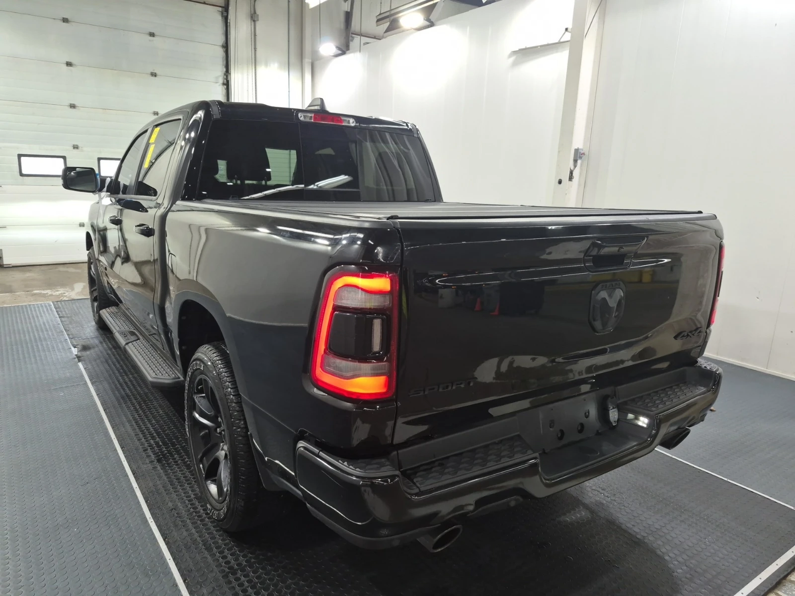 Dodge RAM 1500 Sport Crew Cab Short Bed / 5.7 HEMI V8 / 4WD , снимка 6 - Автомобили и джипове - 55277628