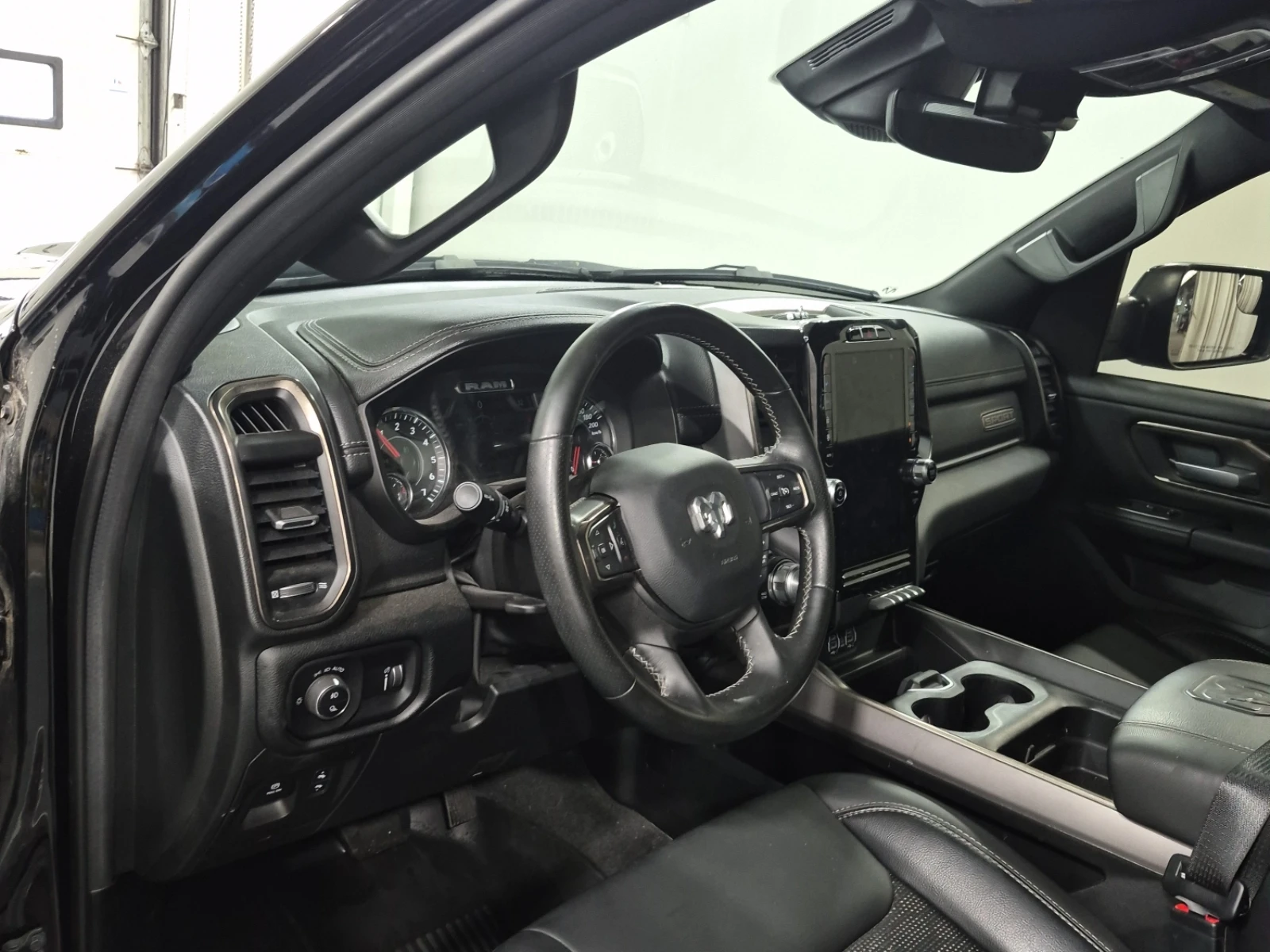 Dodge RAM 1500 Sport Crew Cab Short Bed / 5.7 HEMI V8 / 4WD , снимка 11 - Автомобили и джипове - 55277628