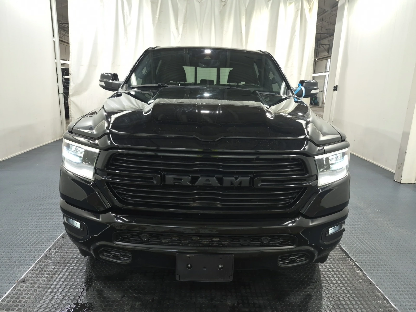 Dodge RAM 1500 Sport Crew Cab Short Bed / 5.7 HEMI V8 / 4WD , снимка 2 - Автомобили и джипове - 55277628