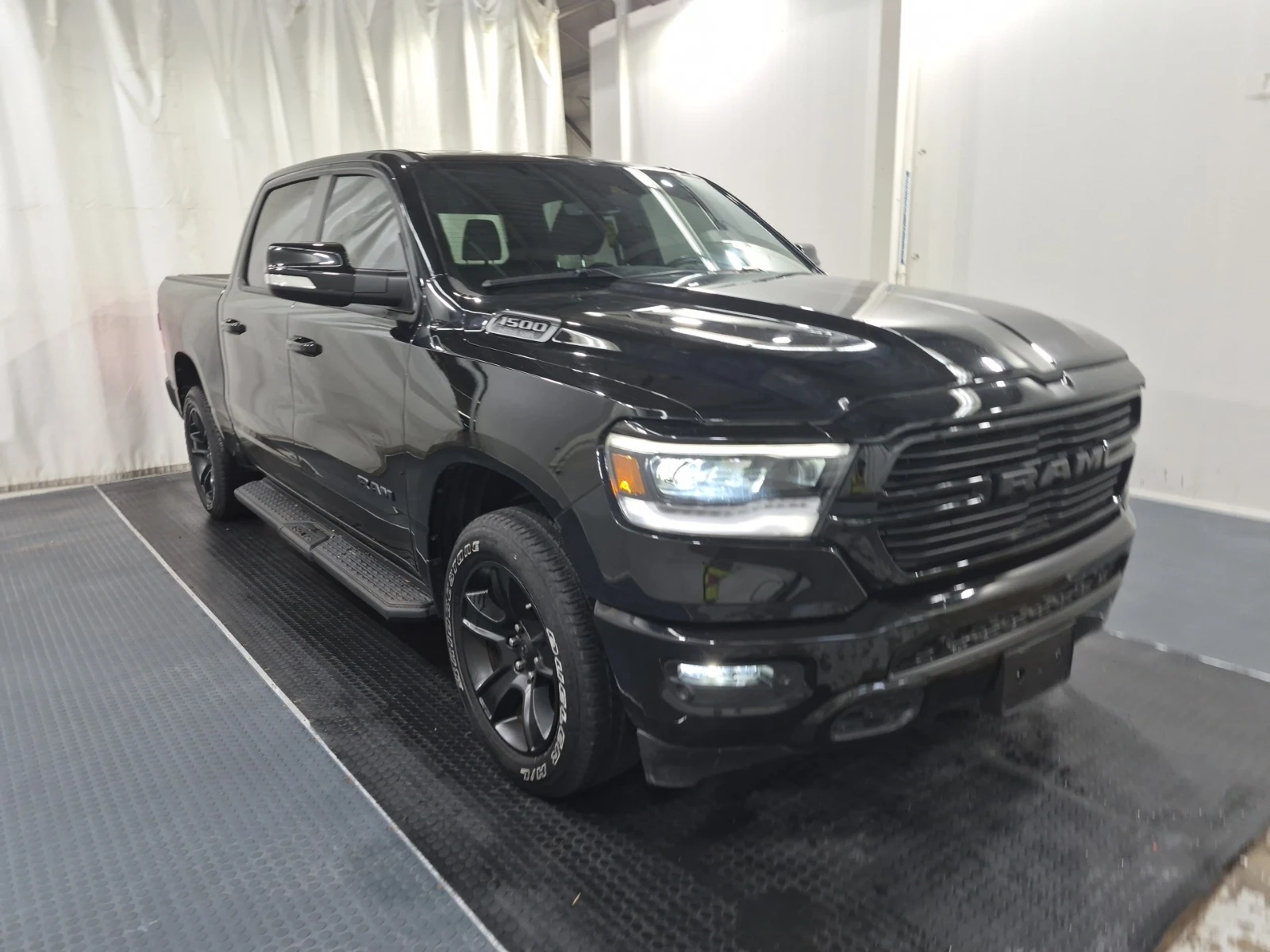 Dodge RAM 1500 Sport Crew Cab Short Bed / 5.7 HEMI V8 / 4WD , снимка 3 - Автомобили и джипове - 55277628