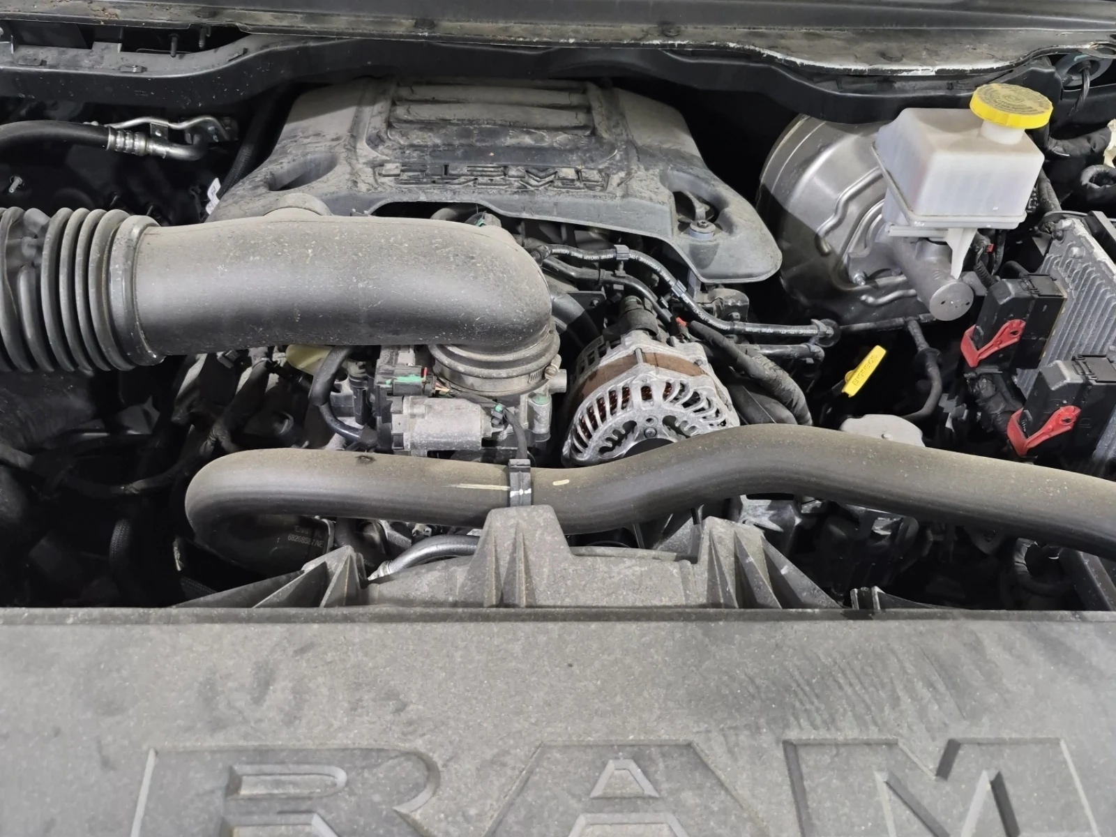 Dodge RAM 1500 Sport Crew Cab Short Bed / 5.7 HEMI V8 / 4WD , снимка 14 - Автомобили и джипове - 55277628