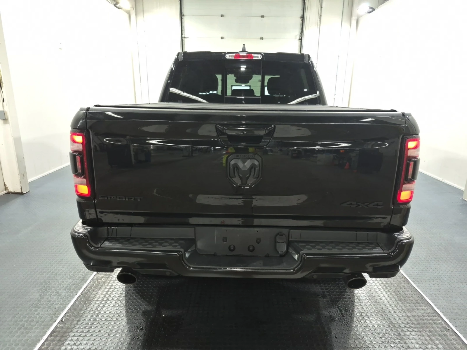 Dodge RAM 1500 Sport Crew Cab Short Bed / 5.7 HEMI V8 / 4WD , снимка 5 - Автомобили и джипове - 55277628