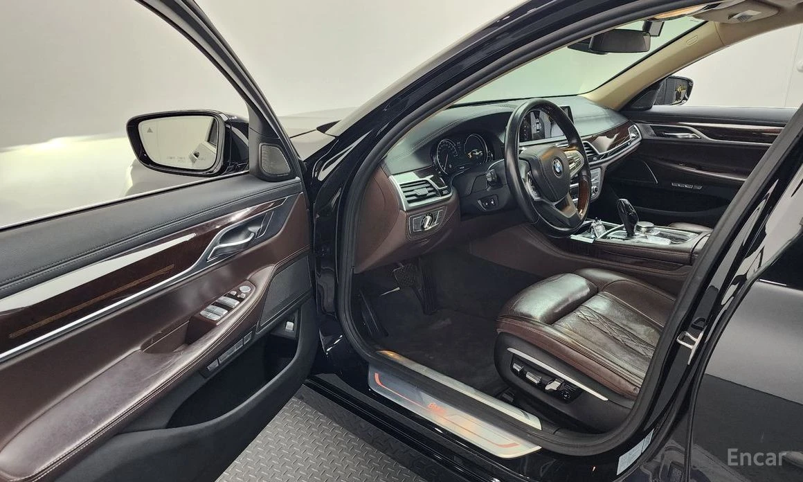 BMW 740 HEADUP* 360КАМЕРА* ЕКРАНИ* 4 ОБДУХВАНИЯ И ПОДГРЕВИ, снимка 10 - Автомобили и джипове - 54066821