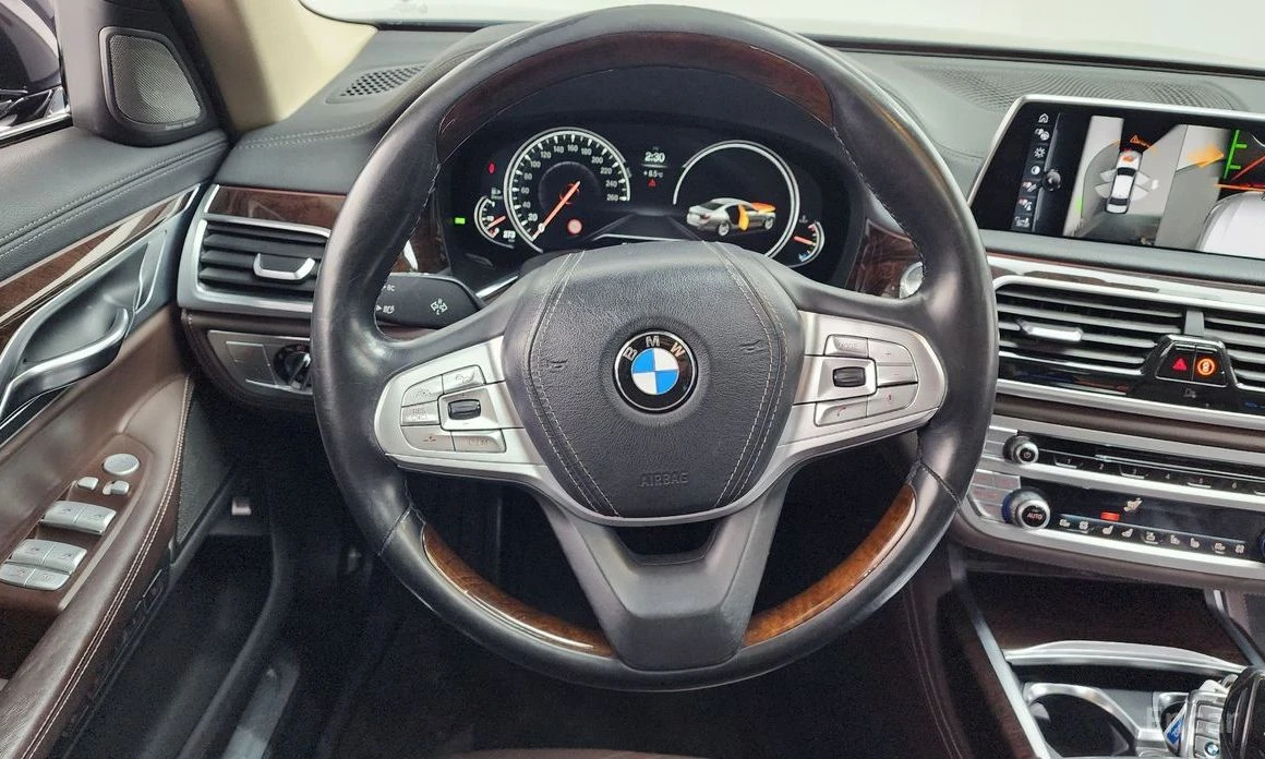 BMW 740 HEADUP* 360КАМЕРА* ЕКРАНИ* 4 ОБДУХВАНИЯ И ПОДГРЕВИ, снимка 13 - Автомобили и джипове - 54066821