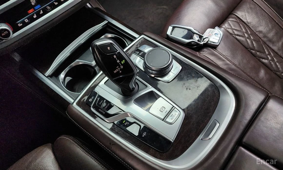 BMW 740 HEADUP* 360КАМЕРА* ЕКРАНИ* 4 ОБДУХВАНИЯ И ПОДГРЕВИ, снимка 9 - Автомобили и джипове - 54066821