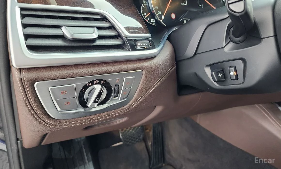 BMW 740 HEADUP* 360КАМЕРА* ЕКРАНИ* 4 ОБДУХВАНИЯ И ПОДГРЕВИ, снимка 14 - Автомобили и джипове - 54066821