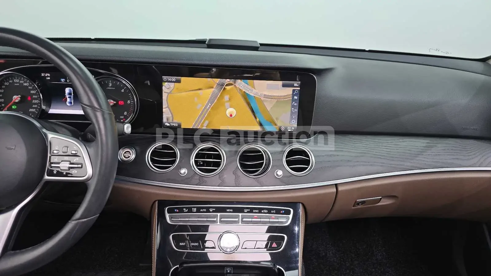 Mercedes-Benz E 220 ПОДГРЕВИ * ПАНО * KEYLESS * ФИСКИСИРАНА ЦЕНА ДО БГ, снимка 13 - Автомобили и джипове - 55032702