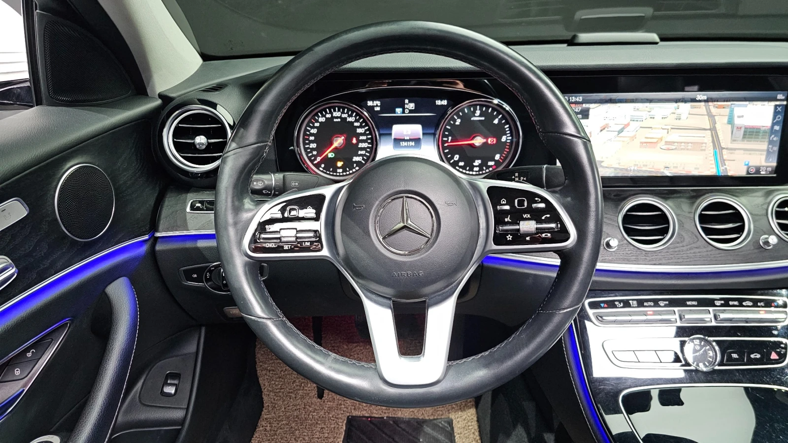 Mercedes-Benz E 220 Avantgarde, снимка 11 - Автомобили и джипове - 56255962