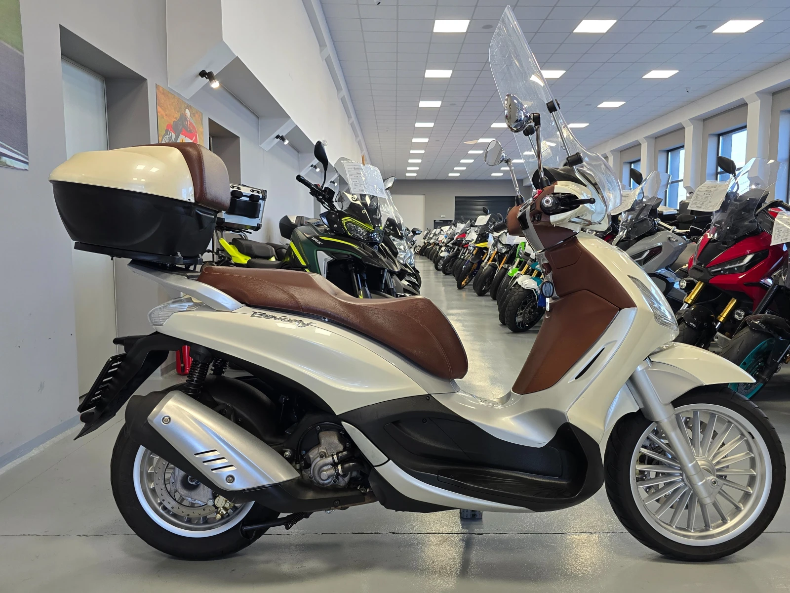 Piaggio Beverly 300ie, ABS-Led!, снимка 2 - Мотоциклети и мототехника - 55523935