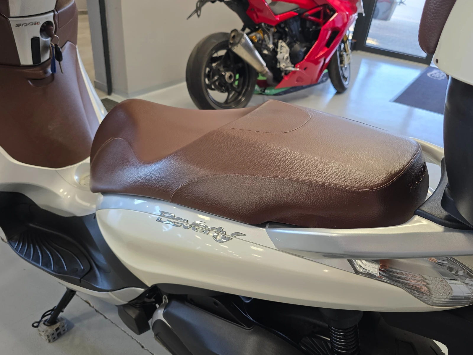 Piaggio Beverly 300ie, ABS-Led!, снимка 10 - Мотоциклети и мототехника - 55523935