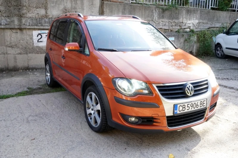 VW Touran Cross Automatic, снимка 1 - Автомобили и джипове - 49018450