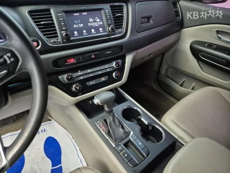Kia Carnival 2019, снимка 10 - Автомобили и джипове - 53261823