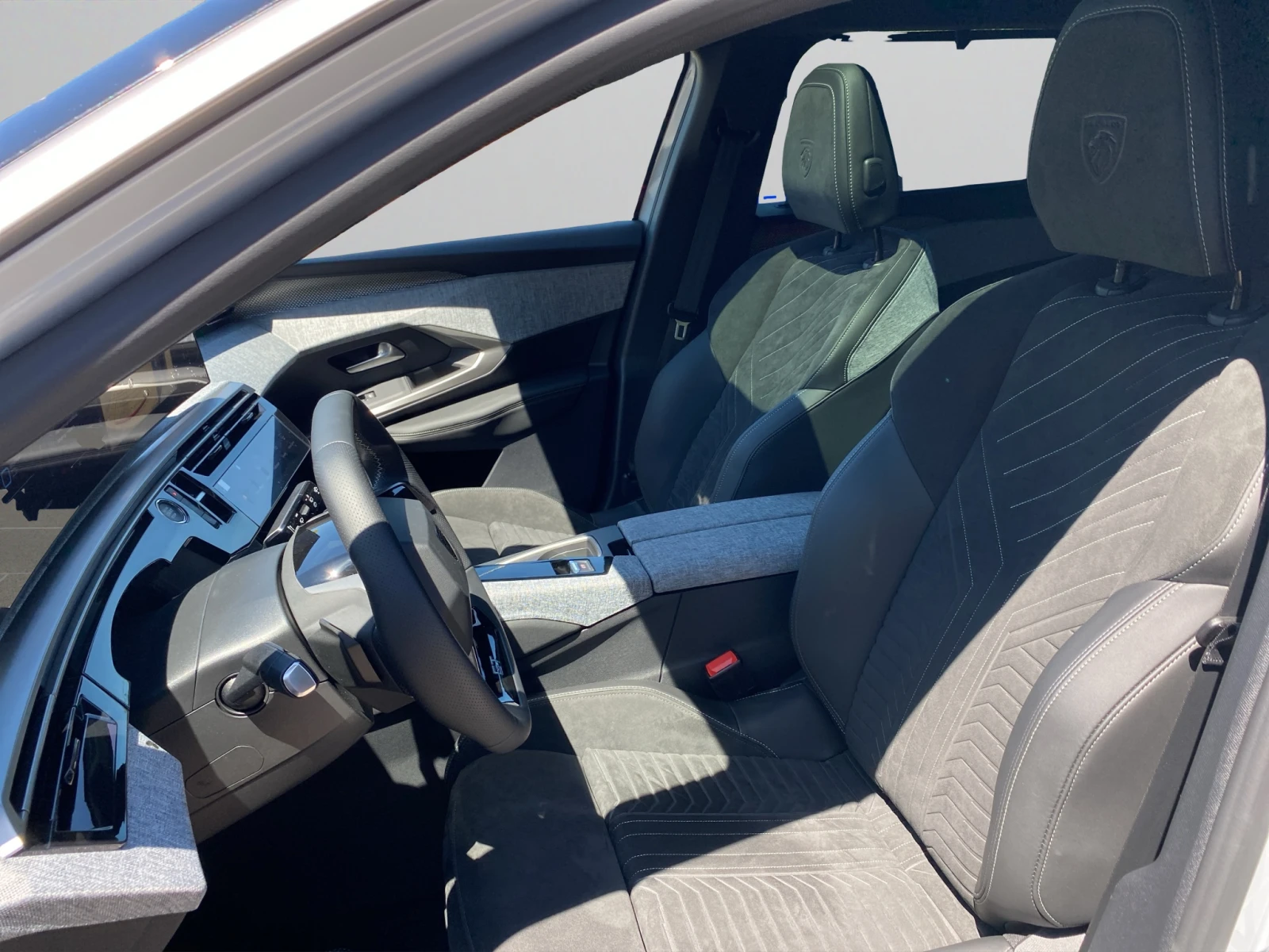 Peugeot 5008 GT 1.6 Plug-in HYBRID 2WD 195 e-DCS7 EURO 6.4  - изображение 10