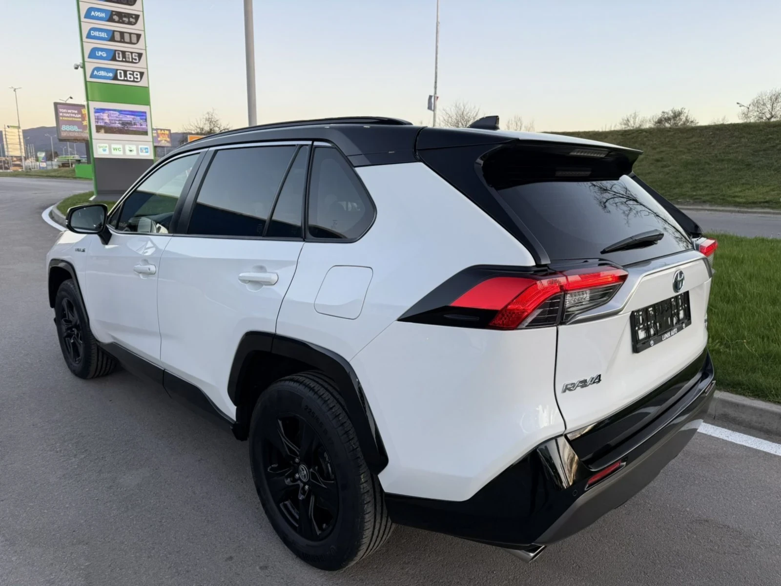 Toyota Rav4 HYBRID 4x4  като НОВА BITONE, снимка 3 - Автомобили и джипове - 54141163