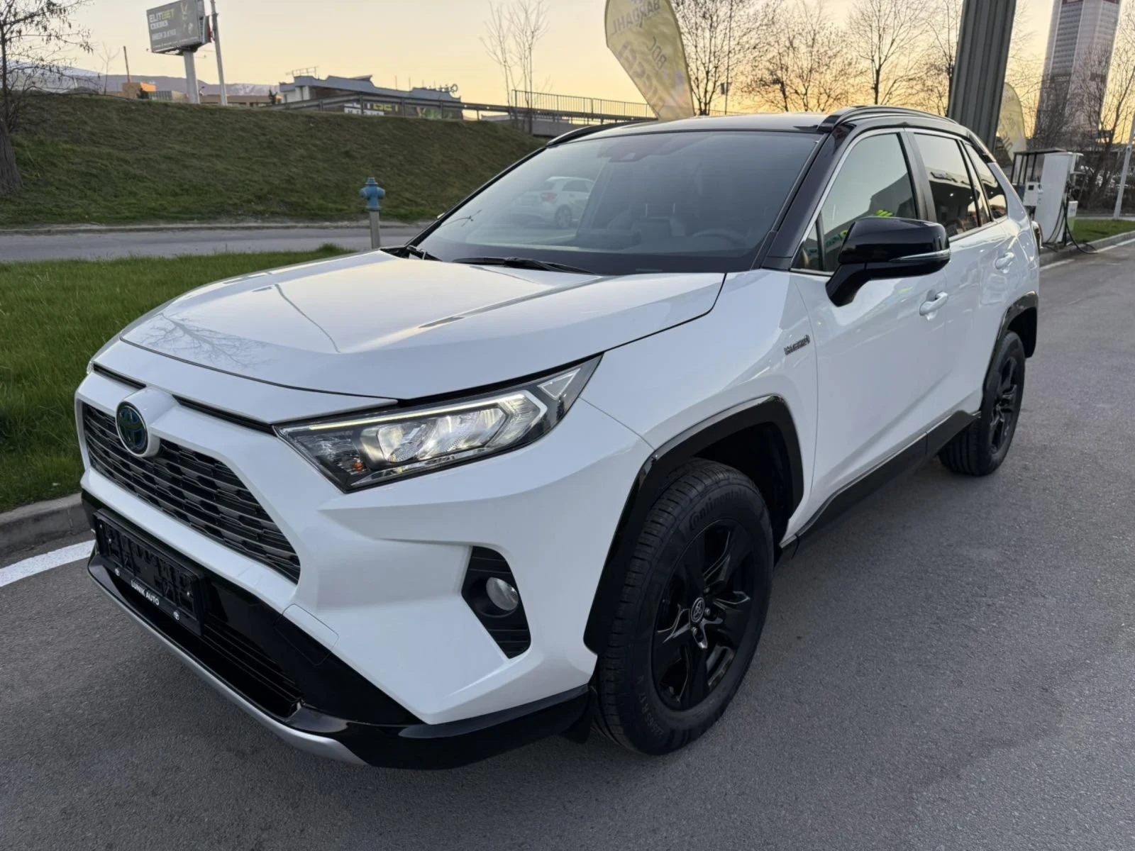 Toyota Rav4 HYBRID 4x4  като НОВА BITONE
