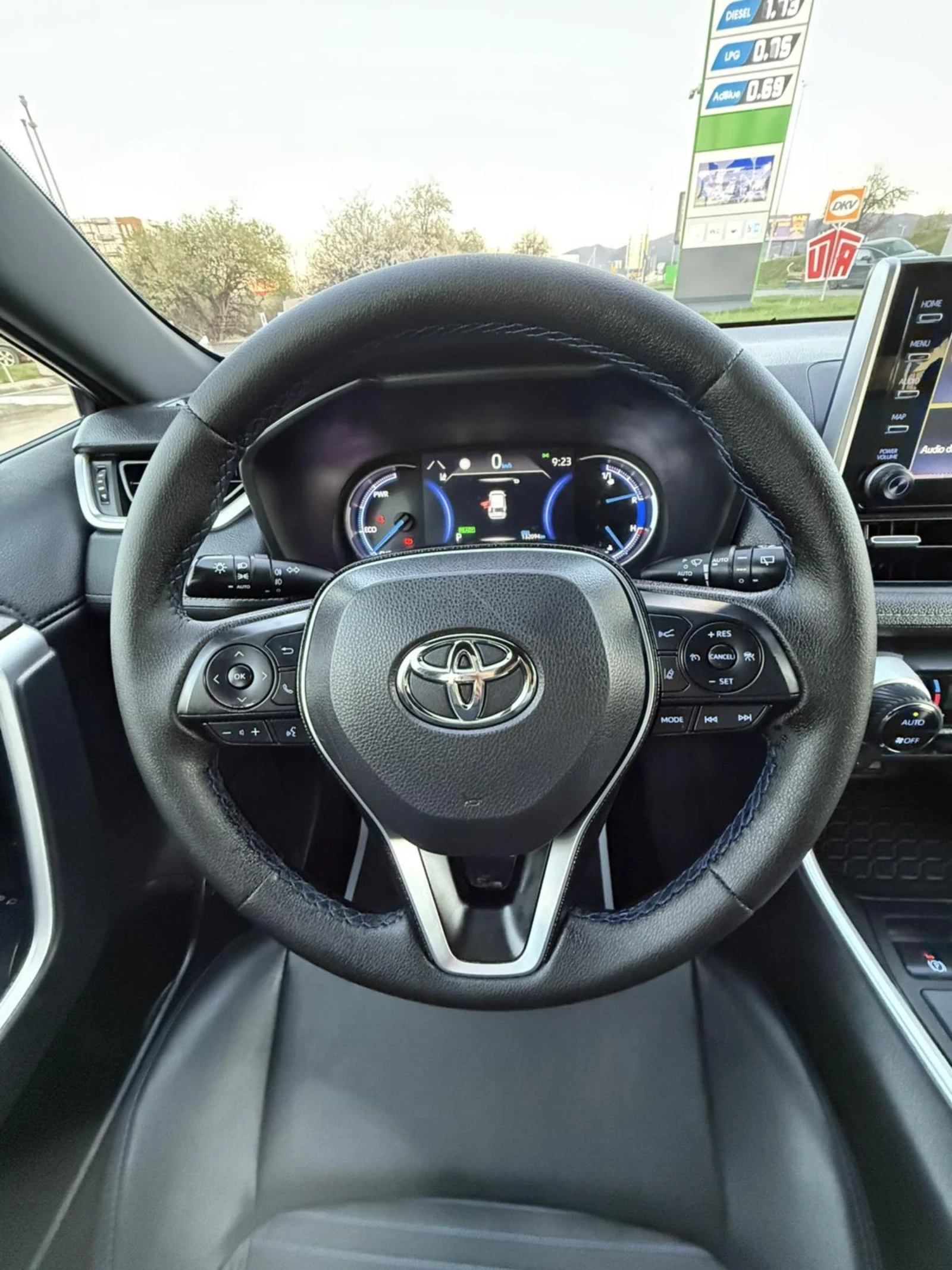 Toyota Rav4 HYBRID 4x4  като НОВА BITONE, снимка 9 - Автомобили и джипове - 54141163