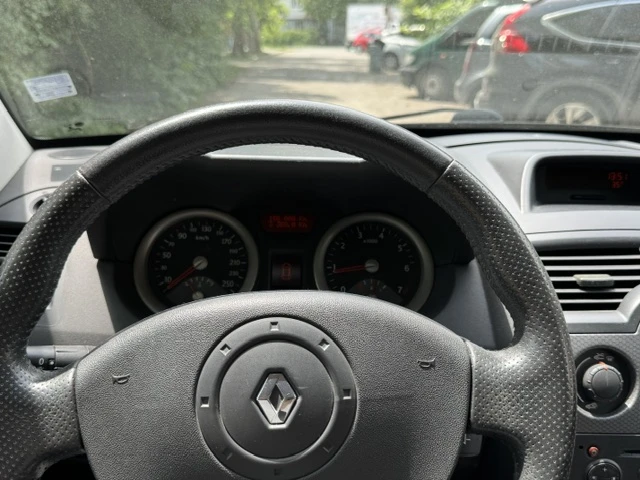 Renault Megane 1.6, снимка 4 - Автомобили и джипове - 54868000