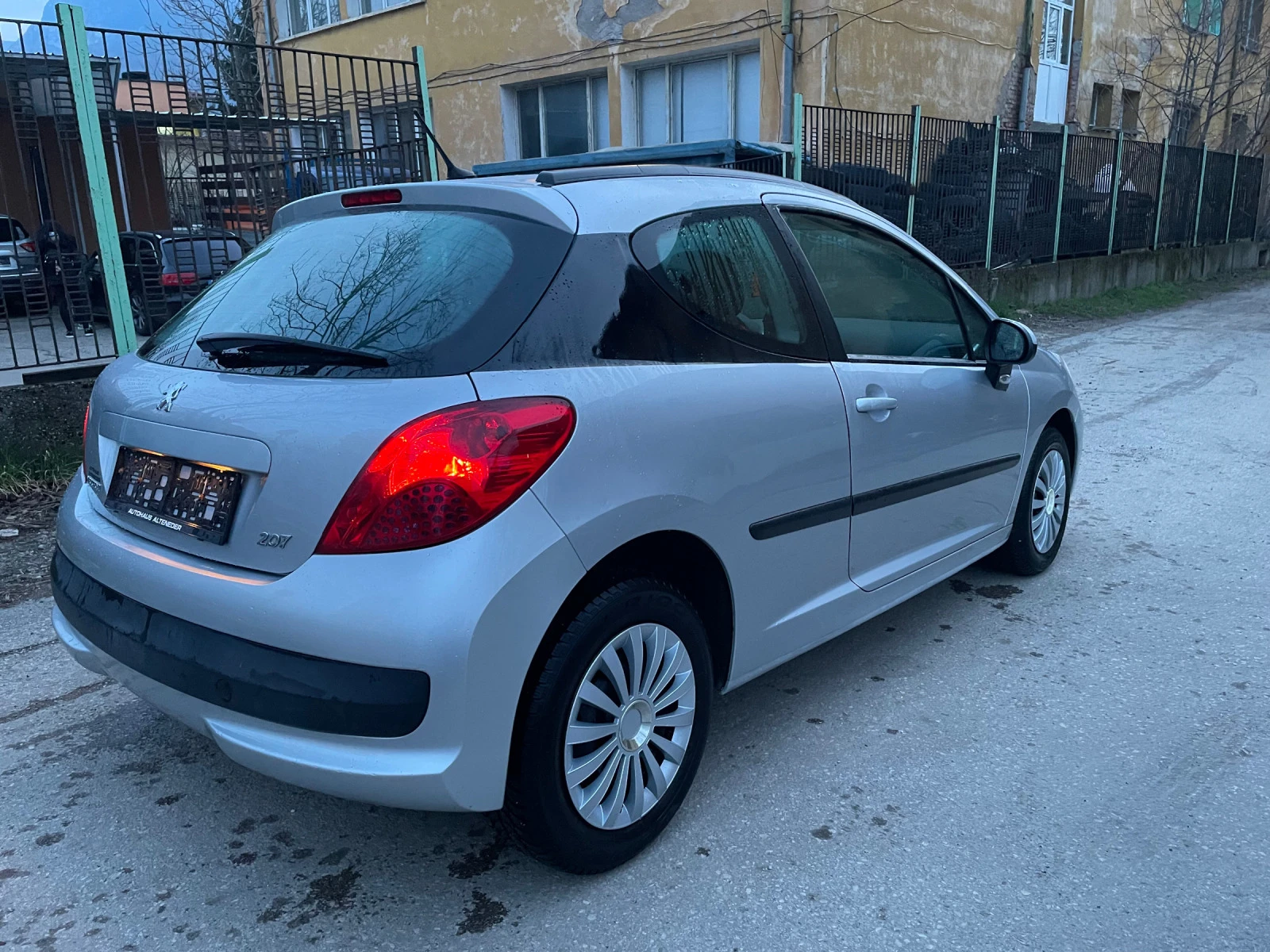 Peugeot 207 1.4 BENZIN/KLIMA/PANORAMA - изображение 10