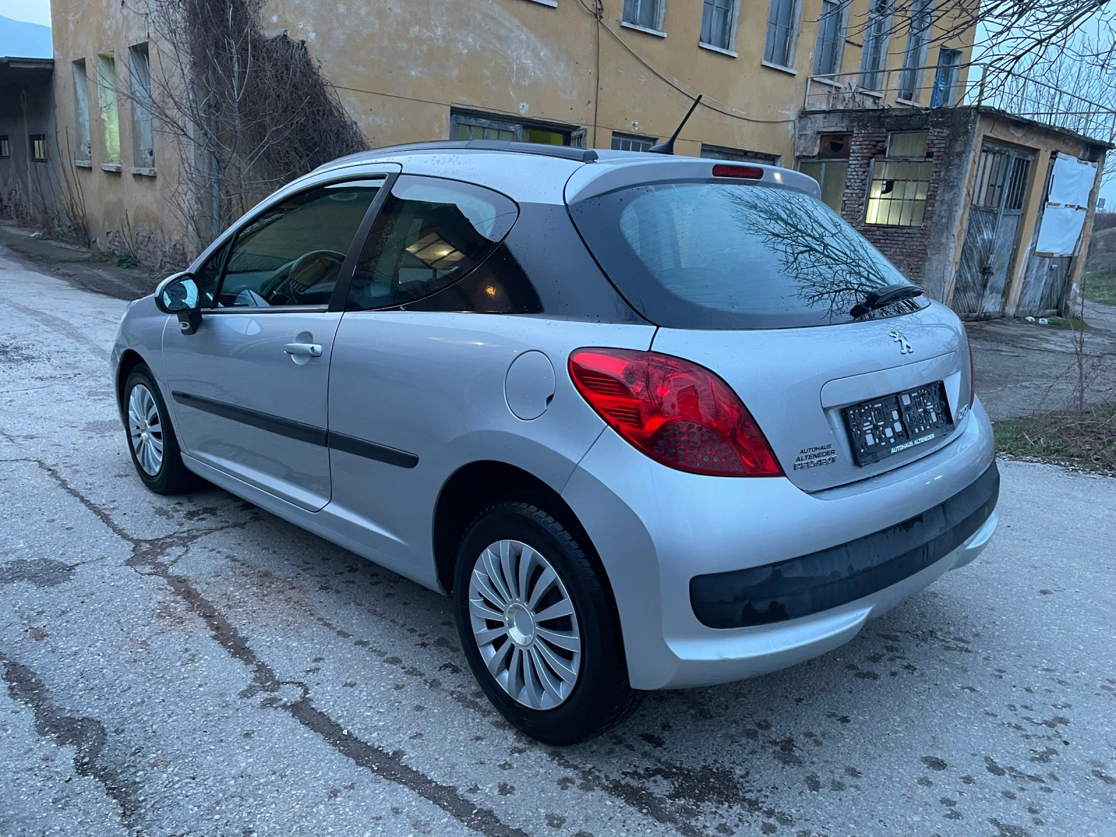 Peugeot 207 1.4 BENZIN/KLIMA/PANORAMA - изображение 6